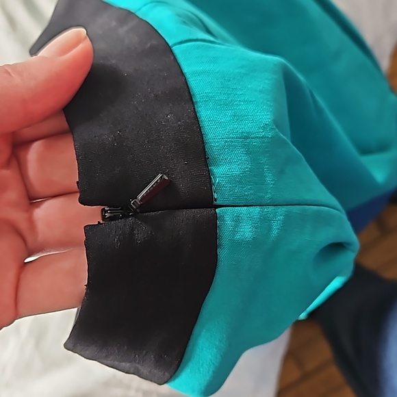 Stretchy, bright, pencil skirt. Great smooth, curve huggin fabric. - Picture 6 of 7